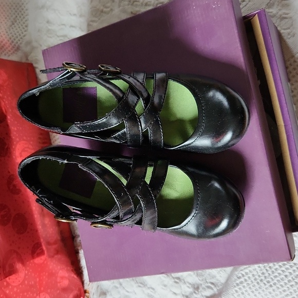 Shoes - Picture 4 of 4